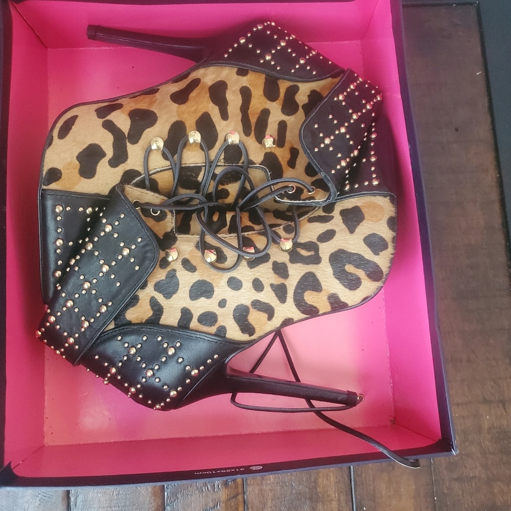 London Irish ankle bootie
